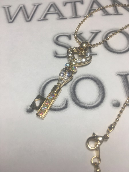 Key necklace full of iridescent stones